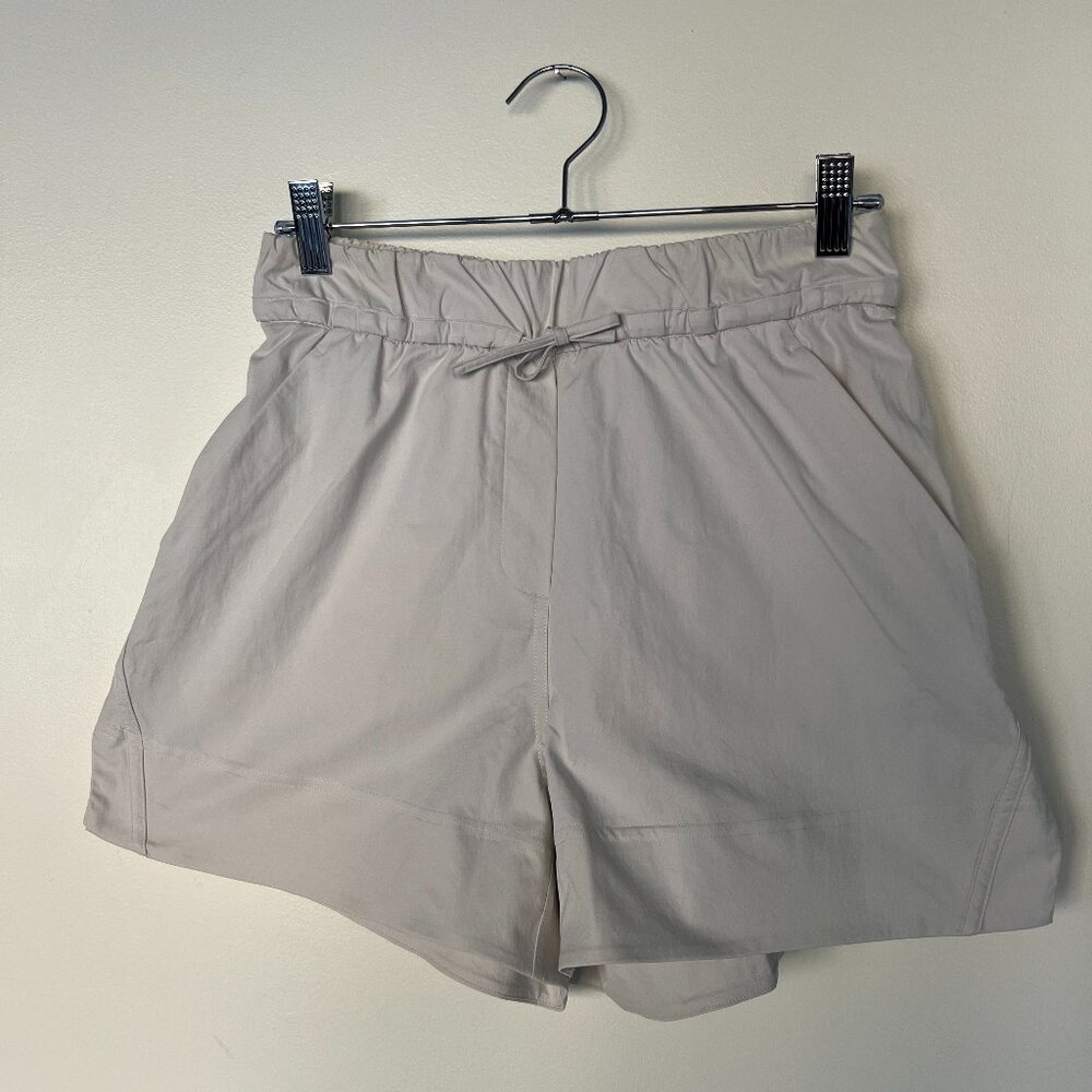 lululemon stretchy high rise shorts off-white size XS